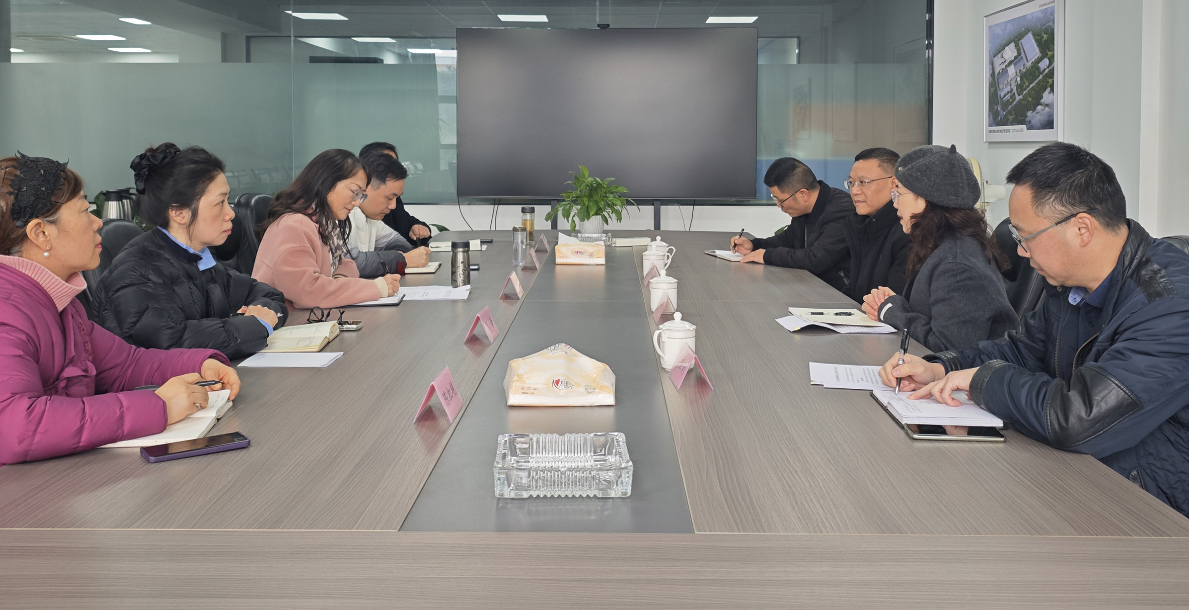 自贡市委编办副主任陈慧娟、市经信局副局长兰波一行到轻工院调研