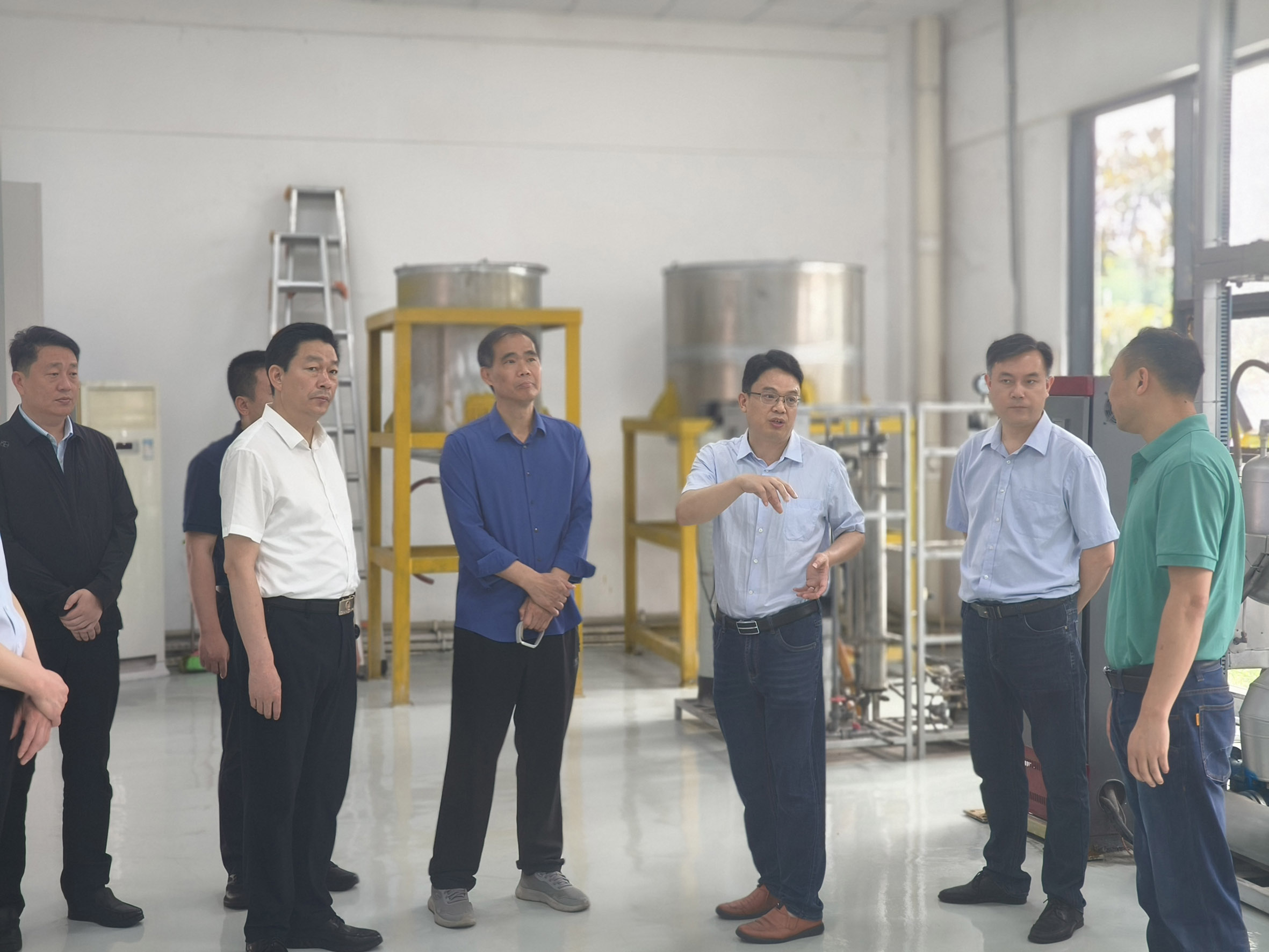 河南省平顶山市叶县常务副县长肖志举一行莅临自贡轻工院考察